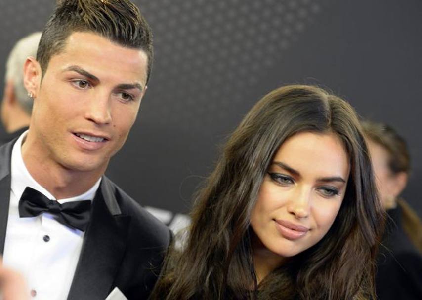 L&#39;arrivo di Ronaldo con la fidanzata Irina Shayk alla premiazione. LaPresse